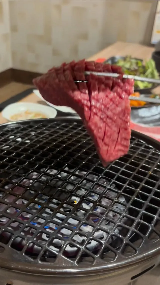 子どもが思いっきり遊べるキッズスペース付きの焼肉屋。
